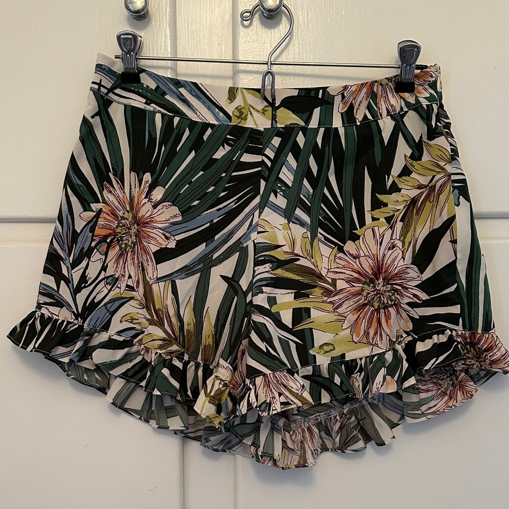 LIKE NEW Tropical Floral Ruffle Hem Shorts